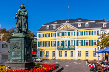 6510 Bonn - alte Post mit Beethovendenkmal