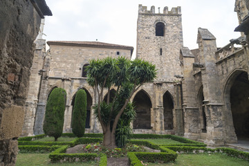 Fototapeta na wymiar Narbonne (France), cathedral cloister