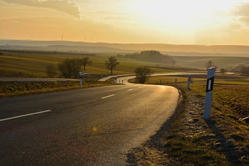 fränkische Landstraße im Sonnenuntergang bei Schweinfurt in Unterfranken, Franken, Bayern,...