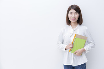 Fototapeta premium ノートを持つ女性