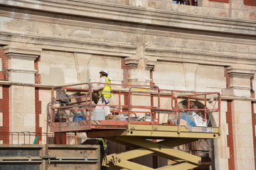 obrero trabajando sobre una grúa
