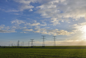 campagne et pyl&ocirc;nes &eacute;lectriques