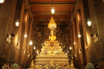 Obraz premium main buddha statue at wat pho temple in bangkok thailand