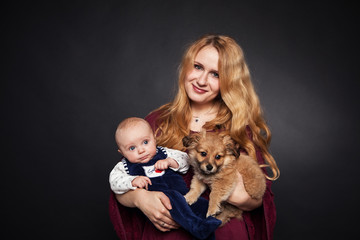 Mutti mit Baby und Hund