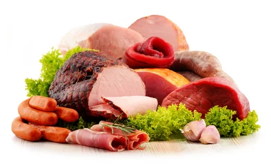 Foto auf Acrylglas Fleish Fleischprodukte einschließlich Schinken und Würste isoliert auf weiß