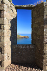 Obraz premium Dunnottar Castle with blue sky in - Stonehaven, Aberdeen