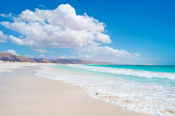 Fototapeta na wymiar L'area protetta della spiaggia di Aomak, isola di Socotra, Yemen, dune di sabbia, fuga romantica, luna di miele 