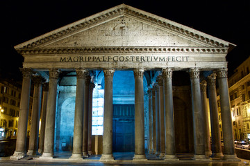 Das Pantheon in Rom bei Nacht