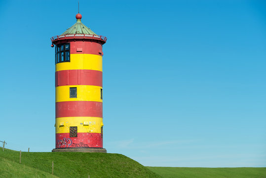 alter Leuchtturm vor Pilsum an der Nordsee