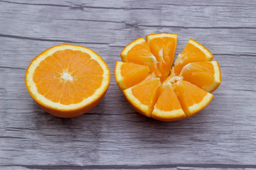 Frische saftige Orangen, aufgeschnitten