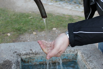 fountain , running water and hand