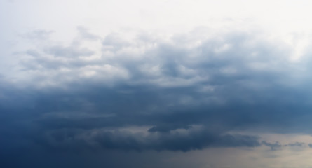 Fototapeta premium Horizontal dramatic cloudscape background backdrop