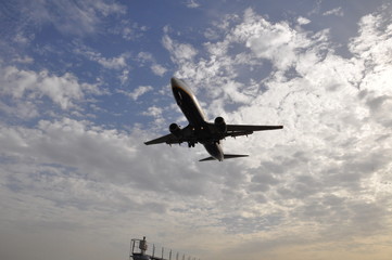 Fototapeta na wymiar Eine Boeing 737 im Landeanflug auf den Aeroporto Lanzarote