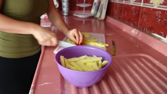 kadın patates kesiyor