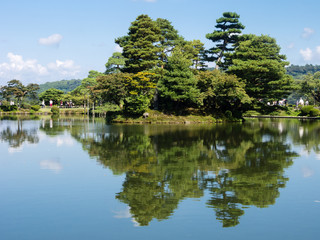 Fototapeta na wymiar Kasumi pond in Kenrokuen garden