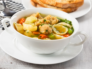 vegane Nudelsuppe mit Sojafleisch - vegan noodle soup with soy c