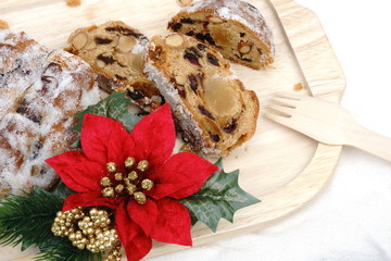  シュトレンとポインセチア 