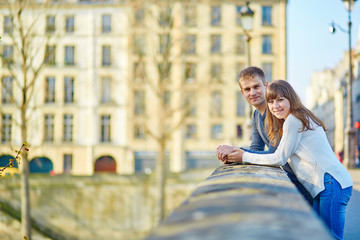 Fototapeta na wymiar Young romantic couple in Paris