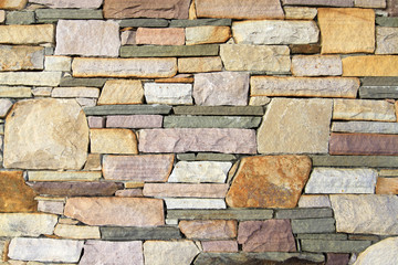mur en pierres sèches multicolore