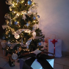 Albero di natale pieno di doni
