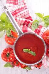 tomato sauce with basil