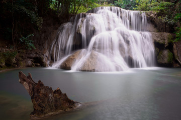 Obraz premium Huay Mae Kamin Waterfall, beautiful waterfall