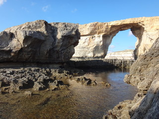Каменные выступы в морском заливе в летний солнечный день