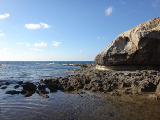 Каменные выступы в морском заливе в летний солнечный день