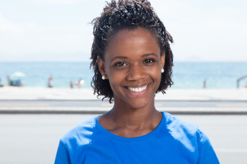 Junge afrikanische Frau im blauen Shirt