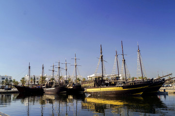 Bateaux dans un port de Djerba en Tunisie