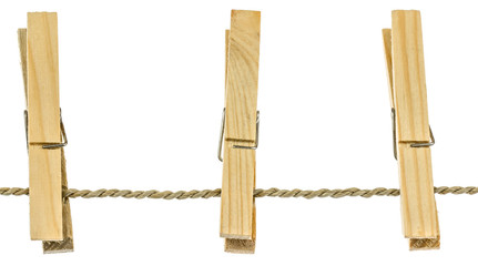 trois pinces bois sur corde à linge en fibres végétales