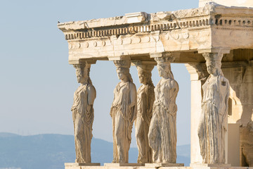 Kariatidenstandbeelden bij Akropolis in Griekenland.