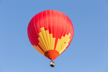 Obraz premium Red hot air balloon on blue sky