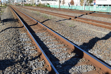 常磐線の線路（複線）／茨城県で常磐線の線路（複線）を撮影した写真です。JR佐貫駅近く（牛久駅方面）の踏切から撮影した写真です。