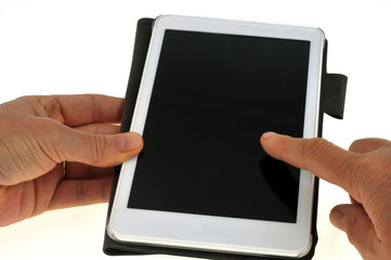 Une tablette tactile en main