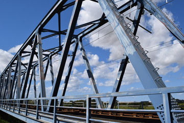 鉄橋（単線）／山形県の庄内地方で、赤川（一級河川）に架かる鉄橋（単線）を撮影した、ローカルイメージの写真です。