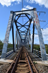 鉄橋（単線）／山形県の庄内地方で、赤川（一級河川）に架かる鉄橋（単線）を撮影した、ローカルイメージの写真です。