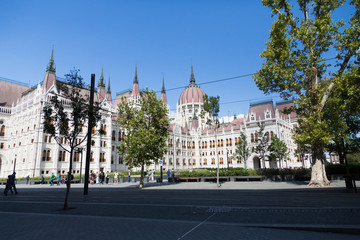 Obraz premium a view of Budapest parliament in a sunny day