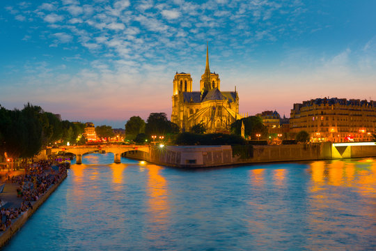 Fototapeta View of Notre Dame de Paris at night