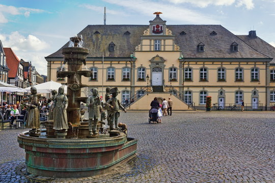 Bürgerbrunnen und Rathaus
