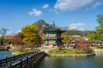 Fototapeta premium Autumn of Gyeongbokgung Palace in Seoul ,Korea
