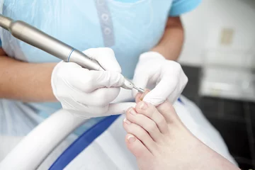 Foto op Plexiglas Pedicure Cutting toe nails by pedicure