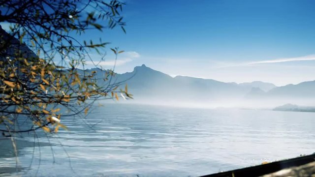 An einem sonnigen Tag liegt Nebel &uuml;ber dem See