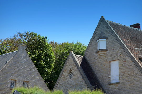 Villas nich&eacute;es dans un coin de verdure.