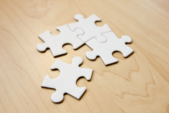 Viertes Puzzleteil (wei&szlig;) vervollst&auml;ndigt