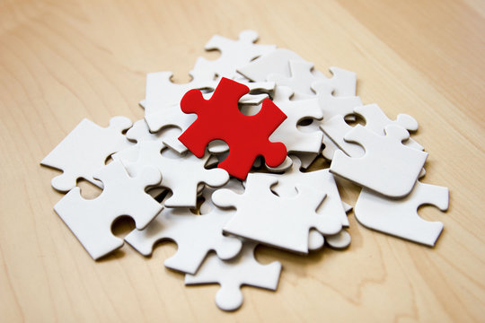 Das passende Puzzleteile aus dem Haufen finden