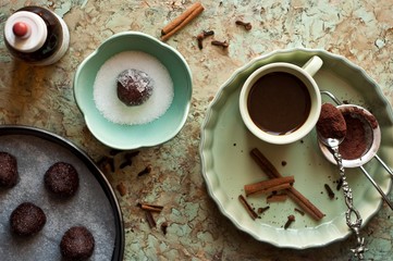 ingredienti per la preparazione di dolci invernali speziati al cacao e caffè; fotografia zenitale...