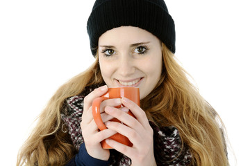 Frau mit Mütze, Schal und Pullover als Kleidung für Winter und Kälte trinkt Kaffee oder Glühwein