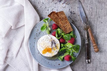 Goat cheese with honey and raspberries