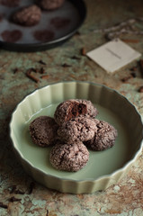 teglie con dolci speziati al cacao e caffè appena preparati, spezie sparse sulla base e etichetta con ingredienti sfocata sullo sfondo